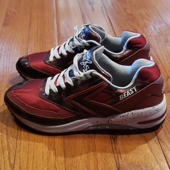 brooks beast sneakers